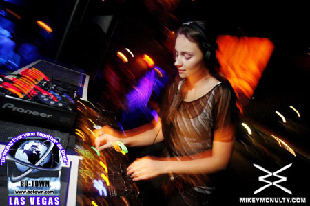 Godskitchen_MissNine_BodyEnglish_LasVegas_81209_37