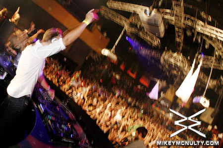 ArminvanBuuren_Perfecto_RainNightclub_LasVegas_101009_068