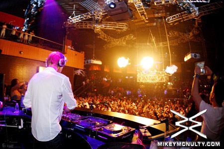 ArminvanBuuren_Perfecto_RainNightclub_LasVegas_101009_091