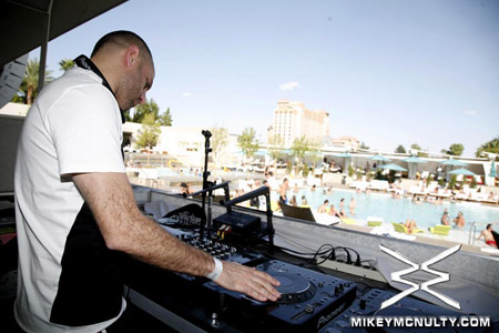 WetRepublic_MGMGrandPool_Superchumbo_9809_08